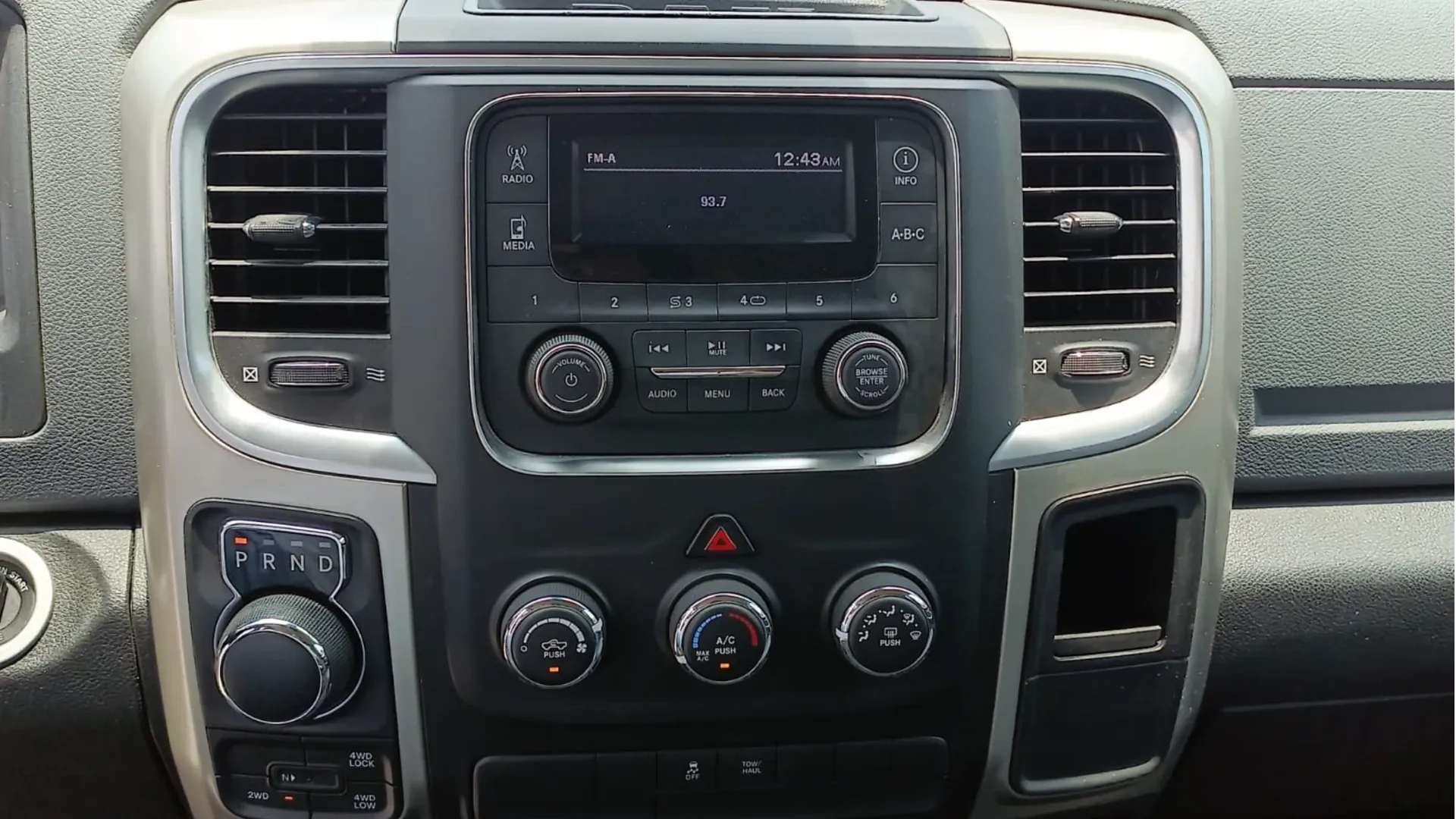 RAM 1500 SLT 4X4 CREW CAB image 8