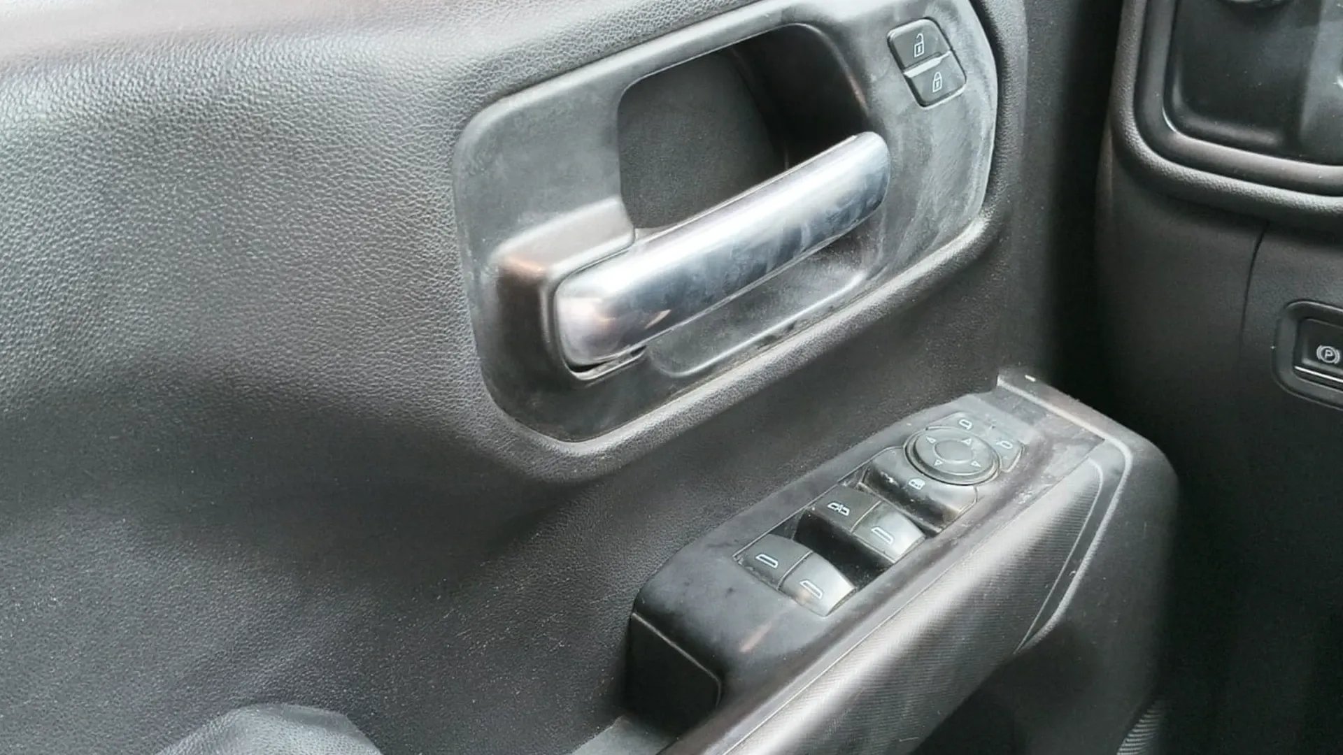 CHEVROLET SILVERADO 4 PTAS 2020 4X2 PMV image 29