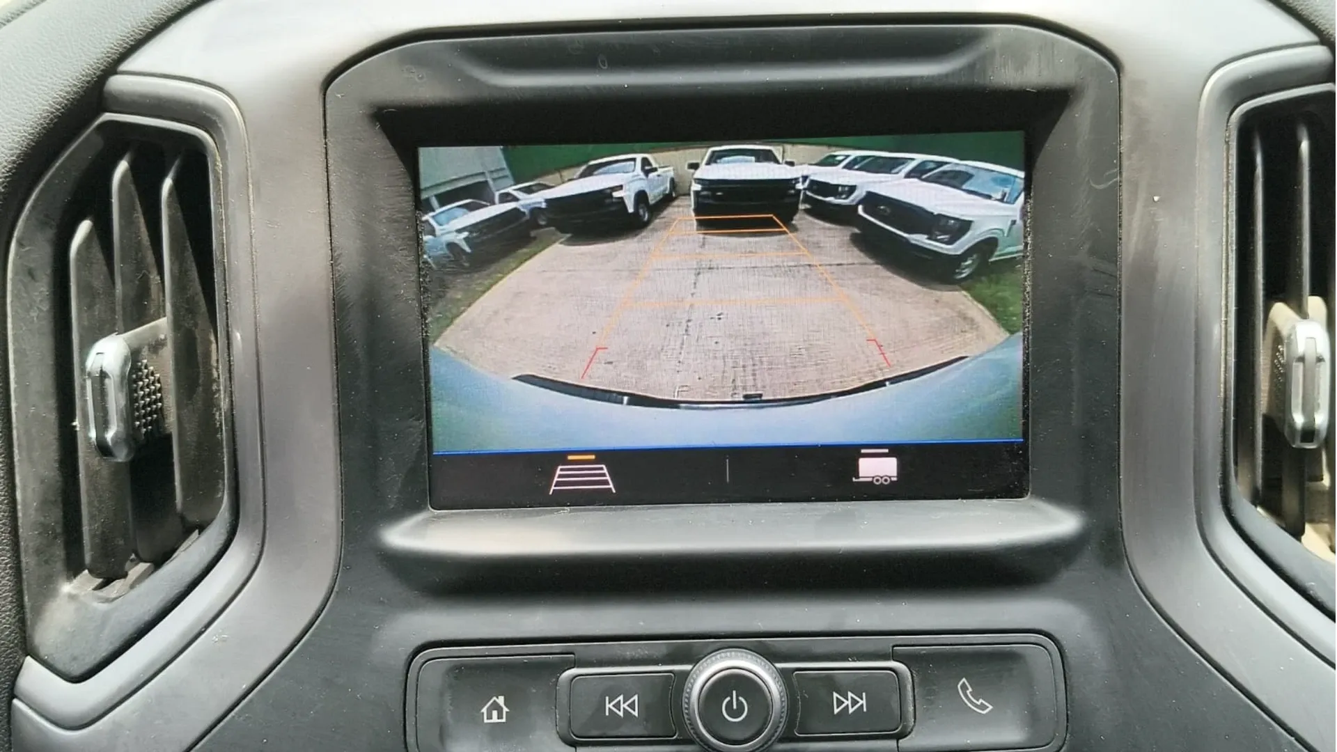 CHEVROLET SILVERADO 4 PTAS 2020 4X2 PMV image 15