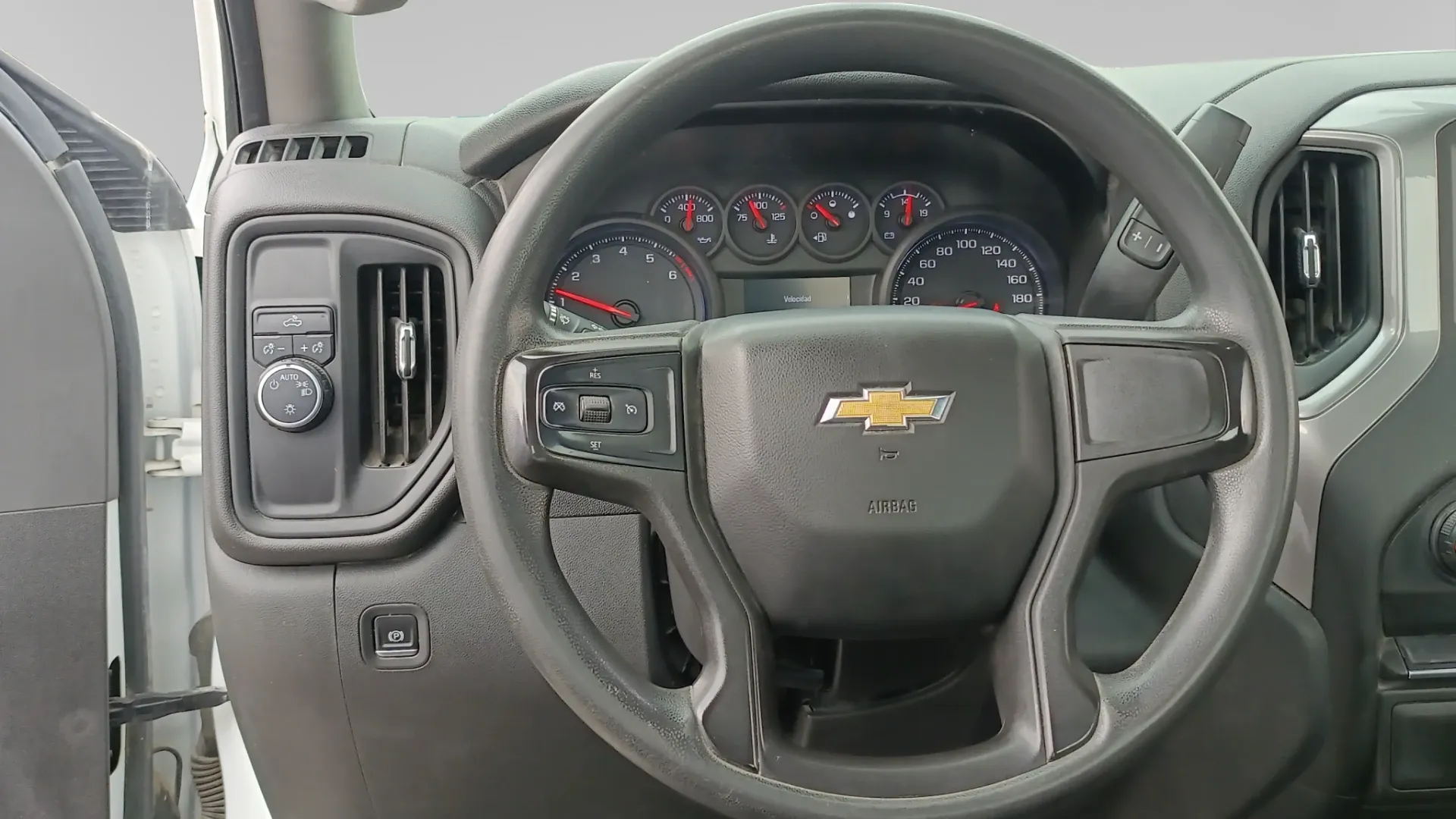 Chevrolet Silverado 4x2 Cabina Sencilla image 2