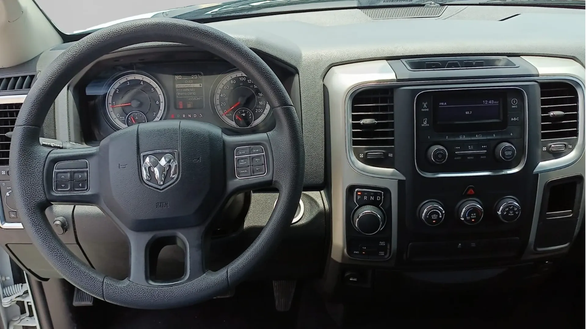 RAM 1500 SLT 4X4 CREW CAB image 7