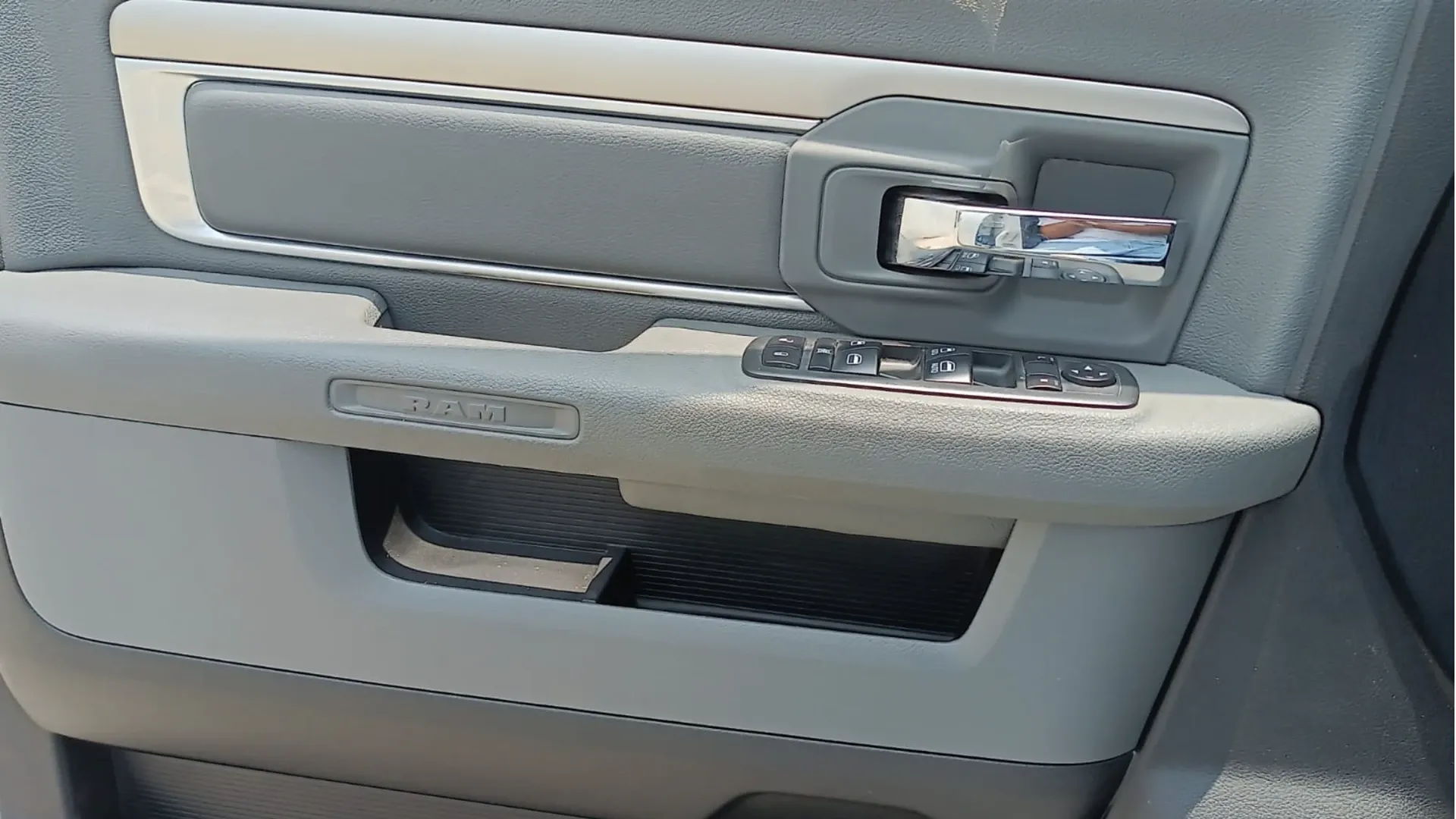 RAM 1500 SLT 4X4 CREW CAB image 5